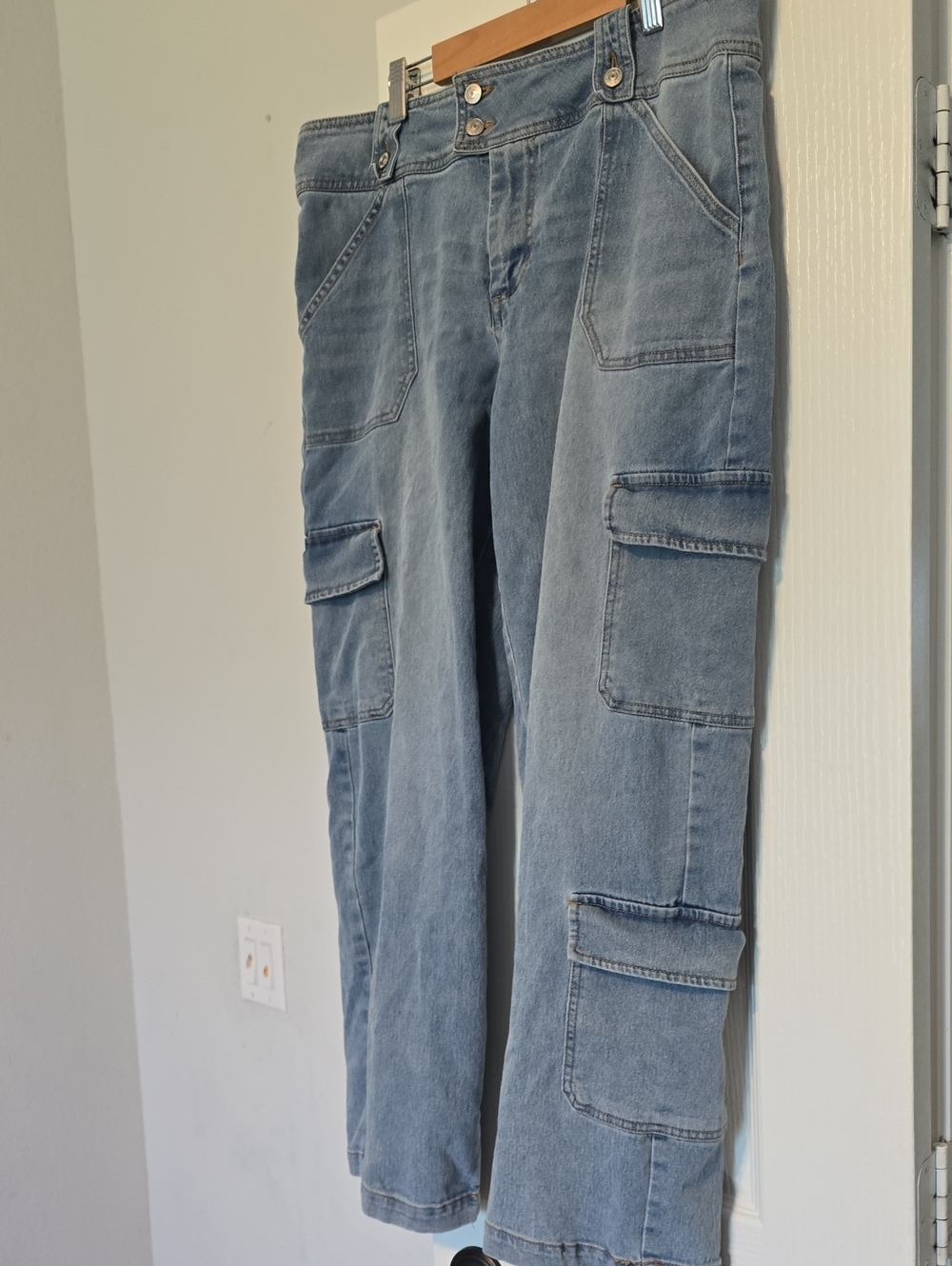 Almost Famous Straight-Leg Cargo Jeans in Light Blue JUNIOR Large